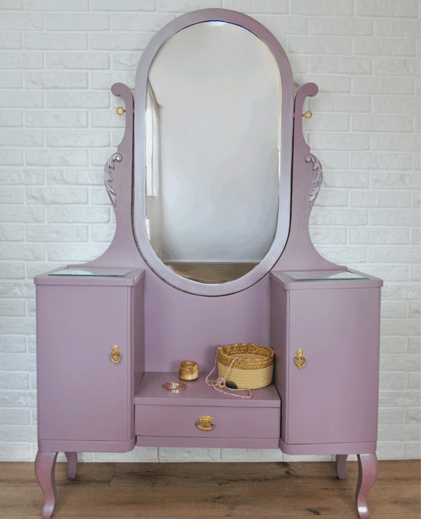 Es handelt sich um eine Spiegelkommode in der Farbe pastellviolett, lavendel